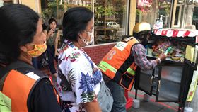泰國食物分享櫃助弱勢　民眾排隊等待武漢肺炎疫情影響許多人生計，善心人士在曼谷路邊設置食物分享櫃，讓有需要的弱勢民眾自行拿取，分享櫃前常有不少民眾排隊等待。中央社記者呂欣憓曼谷攝  109年5月13日