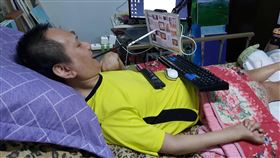 45度角畫家金根鴻　6月花蓮辦展花蓮豐濱鄉民金根鴻因車禍全身癱瘓超過20年，5年前透過衛生福利部花蓮醫院長照中心引介「待用課程協會」，正式學習繪畫及理論課程，也被稱為「45度角畫家」，6月將在花蓮展出作品。（台灣待用課程協會提供）中央社記者李先鳳傳真　109年5月13日