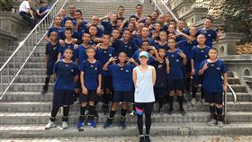 戴資穎訓練時巧遇高雄前金國中青少棒球隊。（圖／翻攝自戴資穎臉書）