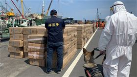 漁船走私逾千萬元菸品  海巡出動偵蒐犬清查海巡署接獲情資，有私梟利用防疫期間，企圖走私大量菸品來台，13日在富貴角海域登船攔檢，並首度偵蒐犬清查，經清點後，共有私菸522箱，市價約新台幣1696萬餘元。（海巡署提供）中央社記者王朝鈺傳真  109年5月13日