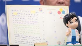 疫情指揮中心指揮官陳時中13日分享一對姊妹來信，並送上存了錢的存錢筒。（中央流行疫情指揮中心提供）