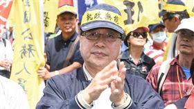 八百壯士反年改、反軍改抗議，李來希台下支持。 （圖／記者林敬旻攝）