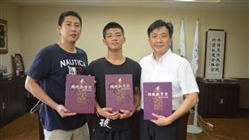 林佑弦獲2020總統教育獎（1）嘉義縣永慶高中學生林佑弦（中）自幼父母雙亡，靠著自己體育優異表現，取得角力國手資格，獲得今年總統教育獎；對林佑弦的表現永慶高中校長蘇淵源（右）與角力教練莊富翔（左），引以為榮。中央社記者蔡智明攝  109年5月13日