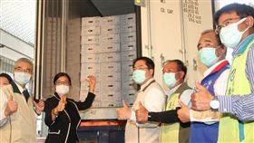 台南鳳梨銷日啟運  黃偉哲看好業績再突破日本荒井商事株式會社透過台灣裕毛屋企業採購關廟區青農黃啟帆所生產的優質鳳梨，共5.8公噸，13日由台南市長黃偉哲（右4）等人封櫃啟運。中央社記者楊思瑞攝  109年5月13日