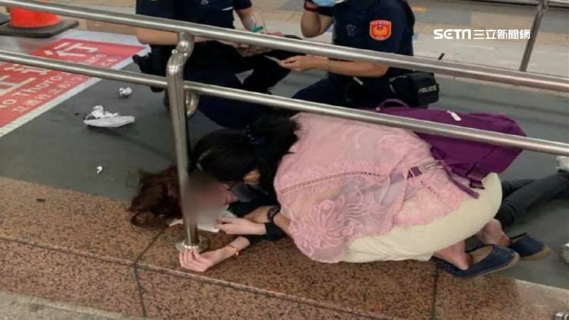 疑顧滑手機　女扶梯慘摔斷牙、臉濺血