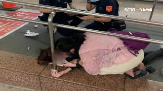 疑顧滑手機　女扶梯慘摔斷牙、臉濺血