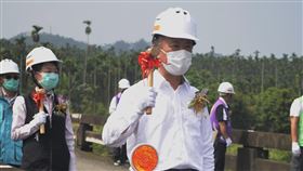 嘉邑行善團援建第618座橋梁動土　翁章梁出席嘉邑行善團援建全台第618座橋梁13日正式開工，將改建嘉義縣中埔鄉的慈偉橋，縣長翁章梁（前）13日主持動土典禮。中央社記者蔡智明攝　109年5月13日