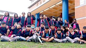 劉庭瑋克服病魔熱衷學習　獲總統教育獎肯定2020總統教育獎得主名單13日公布，獲獎的苗栗縣竹南國中劉庭瑋（前左3）曾罹患惡性骨肉瘤，歷經手術及多次化療康復後雖行動不便，卻更珍惜生命、懂得感恩，熱心助人積極向學。（苗栗縣政府提供）中央社記者管瑞平傳真　109年5月13日