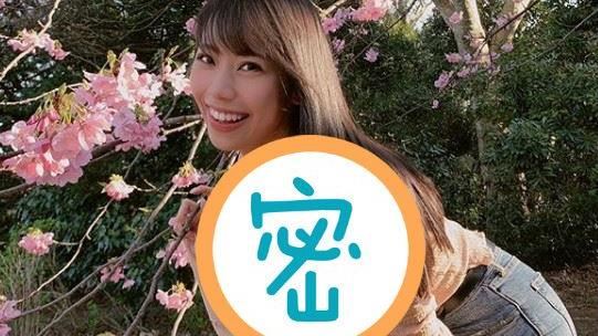 天氣好賞花去　正妹一彎腰…驚見亮點