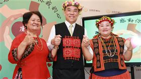 屏東廉政志工高莉莉贈蔡清祥原民服飾法務部13日舉行媒體茶敘，屏東縣政府排灣族廉政志工高莉莉（右）分享以族語推廣廉政理念的心得，並致贈法務部長蔡清祥（中）原住民族服飾。中央社記者蕭博文攝　109年5月13日