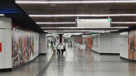 大部分人民在家上班  捷運站人潮冷靜儘管馬來西亞今天放寬行動管制令，但大部分雇主為了安全考量，仍要求員工在家上班，因此捷運站幾乎不見人潮。中央社記者郭朝河吉隆坡攝  109年5月4日