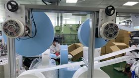 口罩製作需要3種不織布生產而成口罩製作需要3種不織布材料，上層兩大捲為口罩外層不織布，下層左邊小捲白色布料為熔噴布，右捲則是貼近口鼻親膚材質不織布。中央社記者潘羿菁攝　109年3月29日