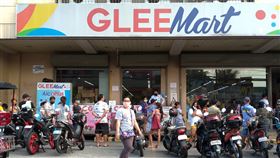 呂宋封島　民眾排隊進超市武漢肺炎疫情延燒下，菲律賓呂宋島封島防疫。圖為大馬尼拉一處超市外民眾排隊等待入內購物，攝於3日。中央社記者陳妍君馬尼拉攝　109年4月9日