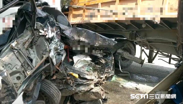 砂石車「T字」夾撞轎車　驚悚畫面曝