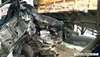 砂石車「T字」夾撞轎車　驚悚畫面曝