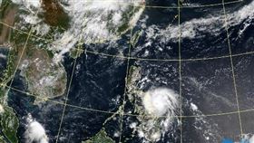 「黃蜂」逼近台灣，北轉角度成為關鍵。（圖／翻攝氣象局）