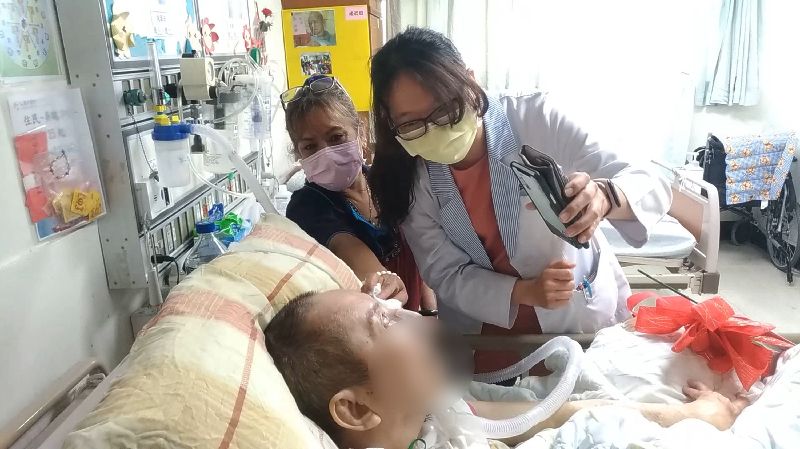 倫敦封城視訊　中風父想觸摸螢幕女兒