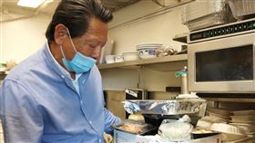衝破疫情難關  朱鎮中的中餐館以外帶創新機在舊金山矽谷經營中餐館50餘年的朱鎮中也是好萊塢電影「瘋狂亞洲富豪」導演朱浩偉的父親，當他收到祖克柏表示要贊助的電郵時，一度以為是假消息。中央社記者周世惠舊金山攝  109年5月14日