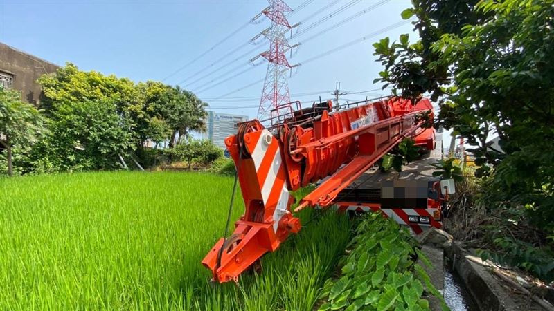 起重機失控衝農田　 自撞標誌桿全毀
