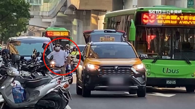 小黃並排等客阻路！客運暴怒狂叭
