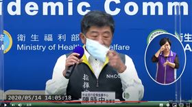 報告到一半突然脫口罩　陳時中笑：啊…不小心習慣了