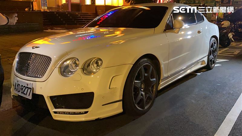 陳泉偉當晚開賓利車慶生。（圖／翻攝畫面）