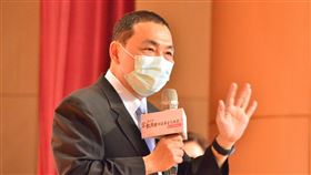 侯友宜：防疫易收難放　宗教群聚不可掉以輕心新北市長侯友宜（圖）14日表示，國外的武漢肺炎疫情仍嚴峻，台灣絕不可鬆懈。他擔心宗教團體的遶境群聚仍會有風險，特別叮嚀寺廟負責人防疫不可掉以輕心。中央社記者黃旭昇新北攝　109年5月14日