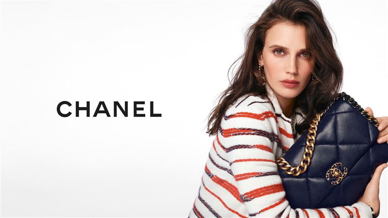 傳出CHANEL將於3月調整全球售價，不少民眾湧入專門店排隊，希望在漲價前搶到心儀經典款。日圓匯率持續疲軟，導致日本成為奢侈品價格窪地，品牌透過加價來堵塞跨國套利的價差漏洞。（圖／翻攝自CHANEL 香奈兒臉書）