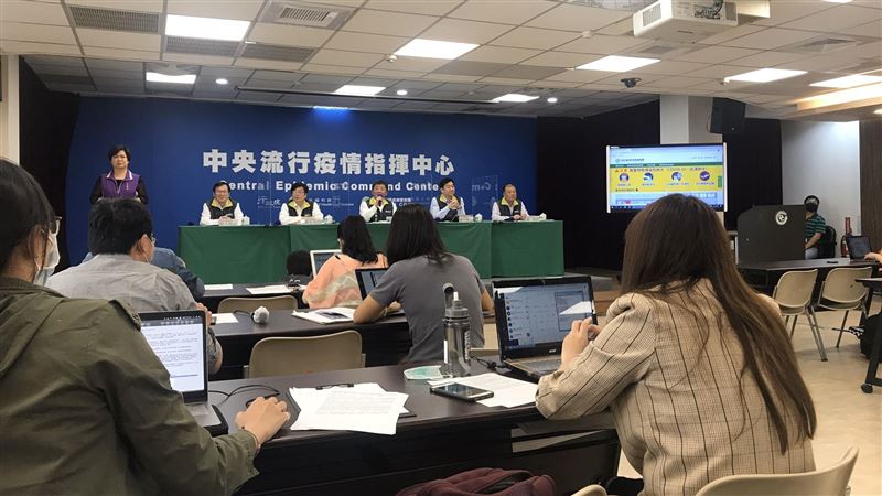 記者戴口罩　陳時中：要我的隔板嗎？