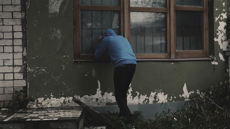 詭男深夜潛民宅　站一旁看少女睡覺