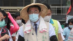 黃偉哲：不堅持戶外要戴口罩台南市長黃偉哲（前）14日接受媒體聯訪時表示，因2019冠狀病毒疾病（COVID-19，武漢肺炎）疫情不如先前嚴峻，加上天氣漸漸炎熱，台南市政府對戶外戴口罩的措施不再堅持，但在室內空間或較擁擠的地方仍應戴口罩。中央社記者楊思瑞攝  109年5月14日