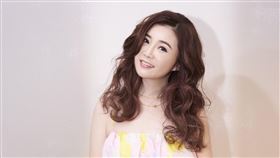 黃思婷脫皮出運 新歌《風中淚》MV 憶舊情淚崩
圖片提供：豪記唱片   