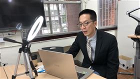 台師大防疫遠距授課  鄭怡庭談情感經驗台灣師範大學受疫情影響，曾實施3週全校遠距教學，東亞系副教授鄭怡庭（圖）抓緊這個機會，讓學生邀請父母、家人、交往中的男女朋友一起上課，暢談「大亨小傳」「斷背山」等文學作品、電影中的情感經驗。（台師大提供）中央社記者陳至中台北傳真  109年5月14日