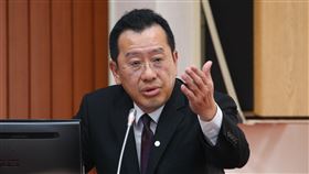 疫情衝擊產業　顧立雄：企業貸款本金可申請展延武漢肺炎疫情衝擊產業，金管會主委顧立雄19日表示，銀行公會已決議「不抽銀根、不在雨天收傘」，企業現在有財務周轉需要，只要提出有繼續經營意願，能夠繳息正常，在民國110年6月30日以前到期有需要展延的貸款本金，就可以展延到110年12月底止。中央社記者謝佳璋攝　109年3月19日