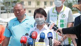 國民運動中心及市府洽公  盧秀燕：將逐步解禁國內疫情趨緩，台中市長盧秀燕（前）14日受訪時說，全市國民運動中心16日起恢復1週7天營運，但仍持續勤加消毒，維護民眾健康；而市民到市府各機關洽公，也將從18日起解禁，可直接前往各局處洽公。中央社記者郝雪卿攝  109年5月14日