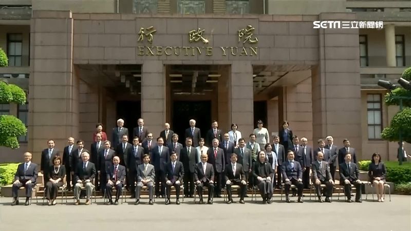 史上最有距離畢業照　蘇率閣員全脫了