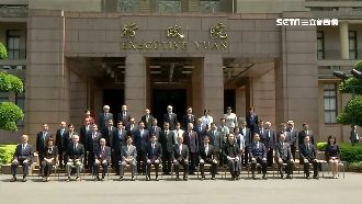 史上最有距離畢業照　蘇率閣員全脫了