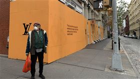 武漢肺炎衝擊  紐約LV門市釘木板停業受武漢肺炎疫情影響，紐約曼哈頓蘇活區揮別昔日熱鬧景象，街頭一片蕭條。LV門市配合政府命令暫時停業，釘上木板防止小偷光顧。中央社記者尹俊傑紐約攝  109年5月8日