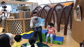 疫情趨緩　竹市3區親子館恢復開館新竹市東區、北區、香山區親子館14日重新開館，湧入許多親子家庭，市長林智堅（後中）到香山區親子館視察，除了解防疫措施情況外，也擔任「故事爸爸」與現場孩子互動，並向孩童說明洗手的重要性。中央社記者郭宣(文三)攝　109年5月14日