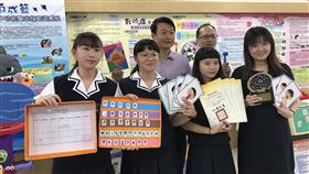 感冒症狀圖像化　嘉義家職幼保科獲專題競賽優勝嘉義家職幼保科學生王芝婷（前左起）、詹湘翎、鄭榆蓉設計「我的痛，看了您就懂–數位感冒症狀圖像設計與應用」，將感冒病症圖像化，有助幼兒於感冒就醫時更妥切地表達病症，獲全國高級中等學校家政群109年專題及創意製作競賽專題組幼保類優勝。　中央社記者姜宜菁攝　109年5月14日