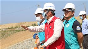 嘉義2滯洪池工程進度超前　水利署第五河川局長張庭華（紅色背心者）14日表示，嘉義溪墘排水新庄農場滯洪池、溪墘農場滯洪池工程，目前進度皆超前，可在今年汛期來時發揮滯洪功能。左為嘉義縣長翁章梁。（嘉義縣政府提供）中央社記者蔡智明傳真　109年5月14日