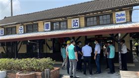 追分車站破損漏水　台鐵將展開整修台中市大肚區追分車站出現屋頂漏水、牆壁脫落、白蟻蛀蝕等問題，台鐵將展開整修，保留木造車站的特色。中央社記者趙麗妍攝　109年5月14日