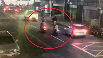 女騎士詭異搭訕　害夫妻檔嚇歪狂奔