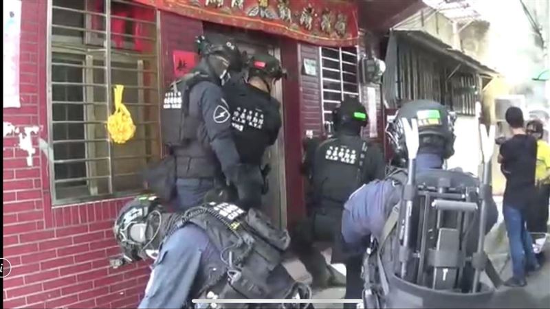 特勤攻堅畫面曝光　副會長急抱頭趴下