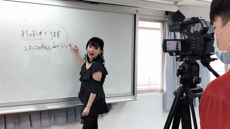 教育部搭直播平台　最辣女教師開課了