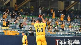 新莊棒球場1000人滿額入場。（圖／記者王怡翔攝影）