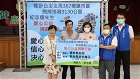 徒步台澎金馬367鄉鎮　紀志儒捐百萬回饋家鄉雲林縣水林鄉民紀志儒（左2）在徒步台澎金馬367鄉鎮市區、完成挑戰3130公里後，14日返鄉捐贈新台幣100萬元給雲林縣府等單位，縣長張麗善（中）代表接受並頒發感謝狀。中央社記者姜宜菁攝　109年5月14日