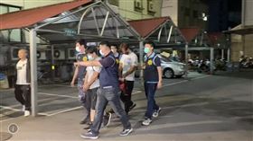 ▲10分鐘行搶新莊屈臣氏得手18萬元的李姓(後)、鄧姓(前)嫌犯被押解回新莊分局接受偵訊。（圖／翻攝畫面）