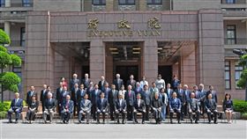 行政院長蘇貞昌14日上午率領內閣總辭後拍大合照。（圖／行政院提供）