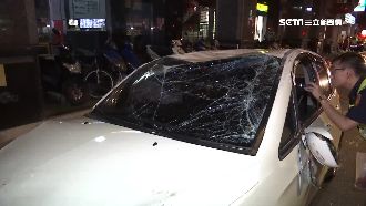 轎車擦撞分隔島　超商、機車慘遭波及